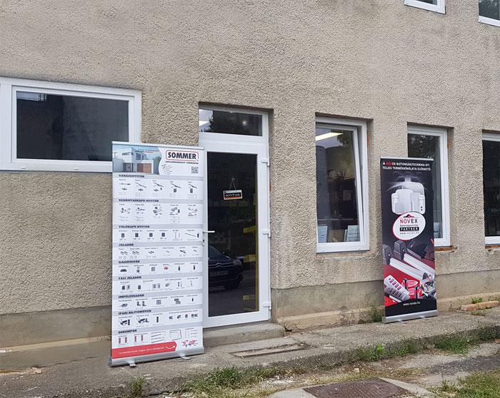 A pécsi üzlet külső képe